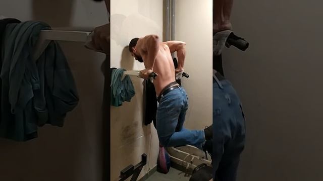 Подвальная качалка 90х проходка на брусьях до 60 кг, Russian gym, uneven bars +60 kg.