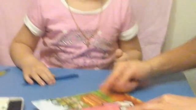 Нюта лепит хрюшку-хрюню.
