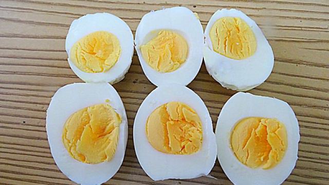 Фаршированные перепелиные яйца жареным луком