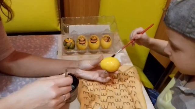 Красим яйца с детьми.Без красителей красим яйца кукумой и украшаем. Декупаж на белке яичном.