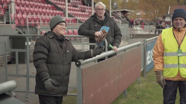 Fotbollsdrömmar - Robin levererar matchbollen på Stora Valla