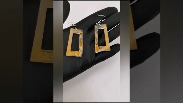 Серьги с ромашками из эпоксидной смолы