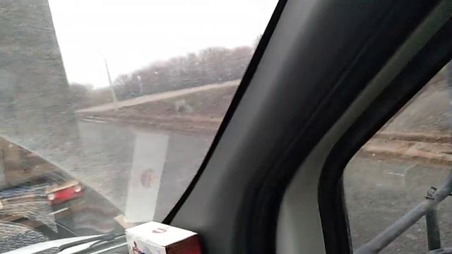 Дальнобойщики учат чайников культуре.