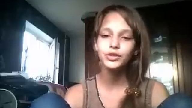 Девка уматно поет