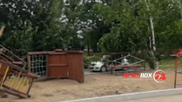 Хулиганы разрушили новую детскую площадку в Артеме