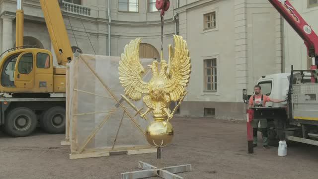 Трехглавый орел вернулся на свое историческое место на башне ротонды Гатчинского дворца