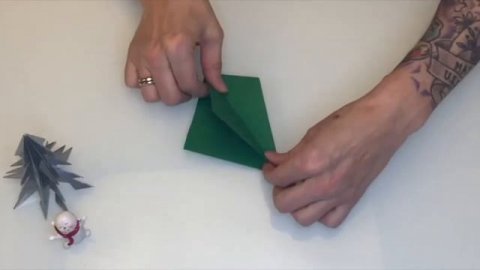 Как из бумаги сделать елочку. Что сделать на новый год ребенку?