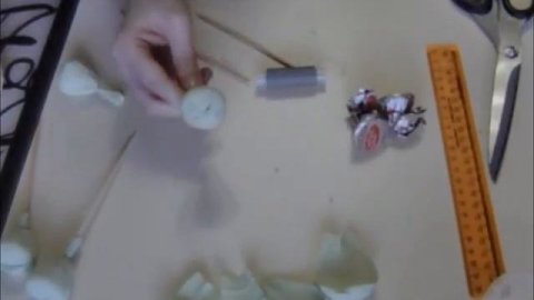 Зелень - Цветы из гофрированной бумаги с конфеткой // DIY