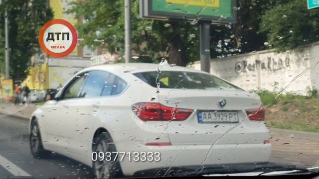 В Киеве беспредел: неизвестный гражданин на белом автомобиле мешает порядочным гражданам ездить по