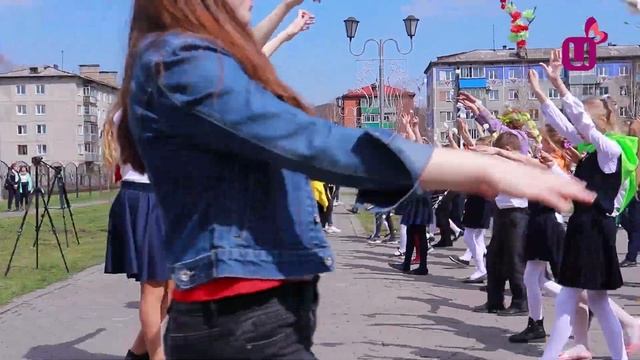 Мир, дружба, жвачка. Флешмоб от гимназистов