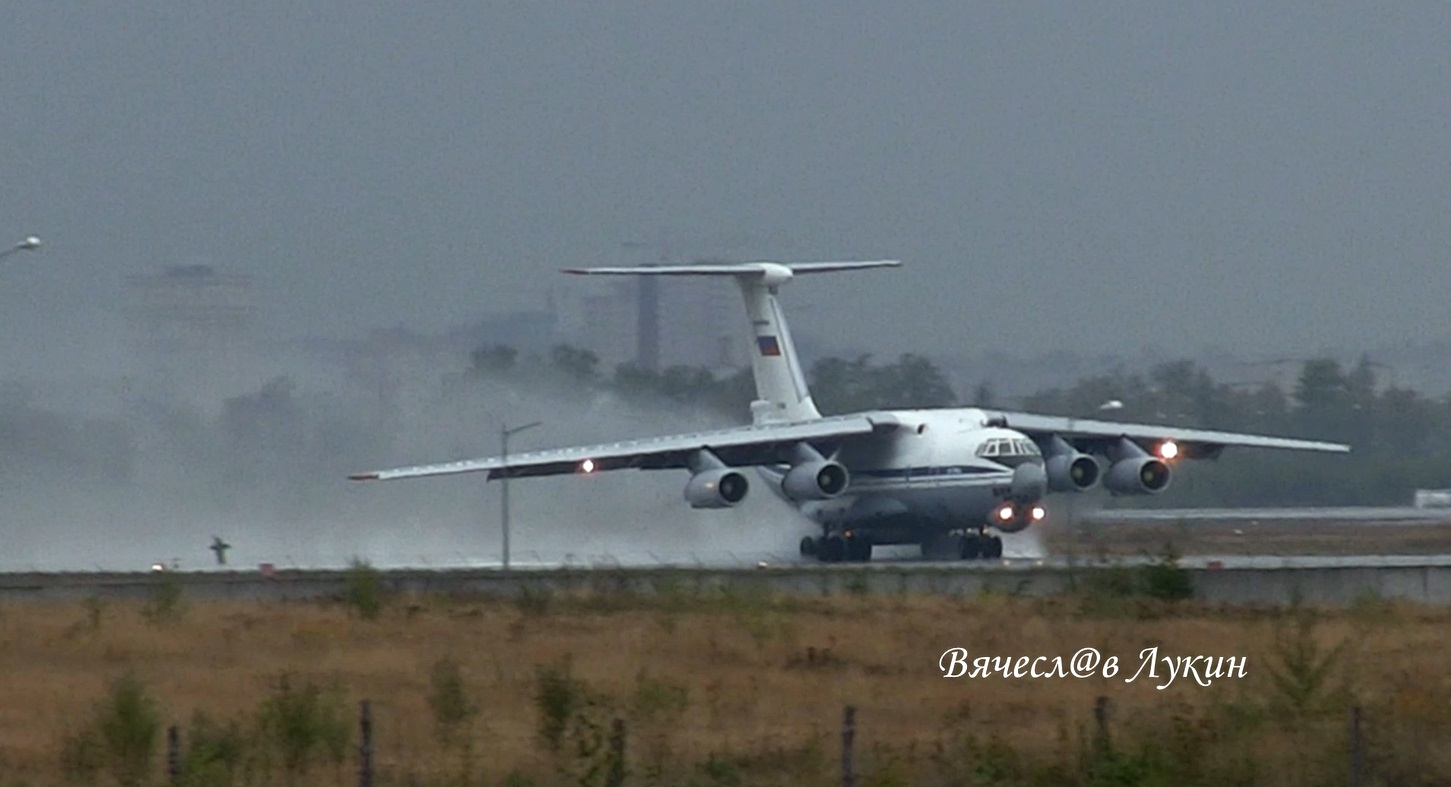 В работе только одна рулёжка, РП разруливает Ан-72 и Ил-76МД на вылет, Ту-134Ш и Ту-154М на посадке!
