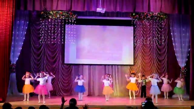 Танец на "День Матери" детского сада (МОУ Ишненская СОШ) 27.11.2016 г.