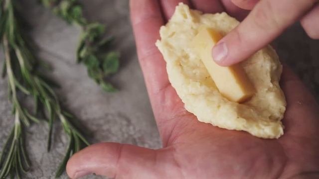 Клинский рецепт: картофельные рулетики с сыром и беконом