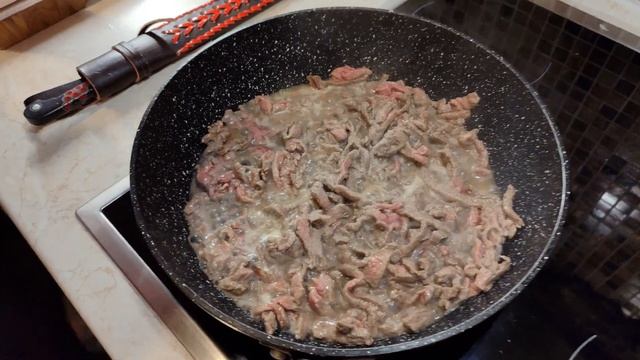 Простой Кулинарный Шедевр - говяжья закуска с маринованными огурцами и горошком.