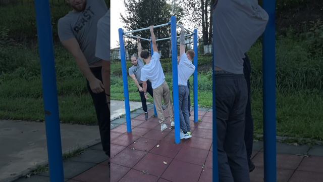 Упражнение номер 24, вис на одной руке