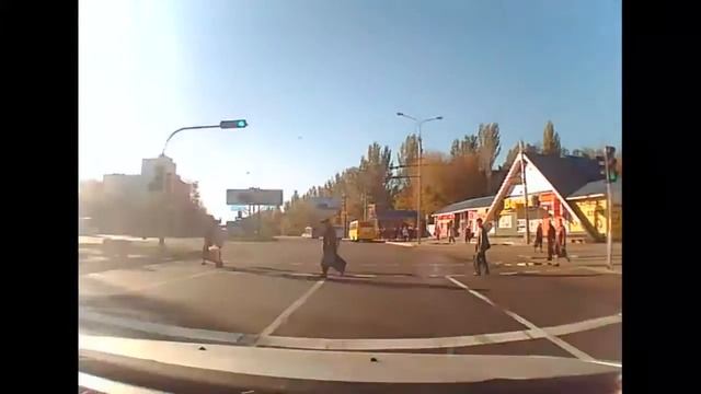 Люди идут на красный сигнал светофора
