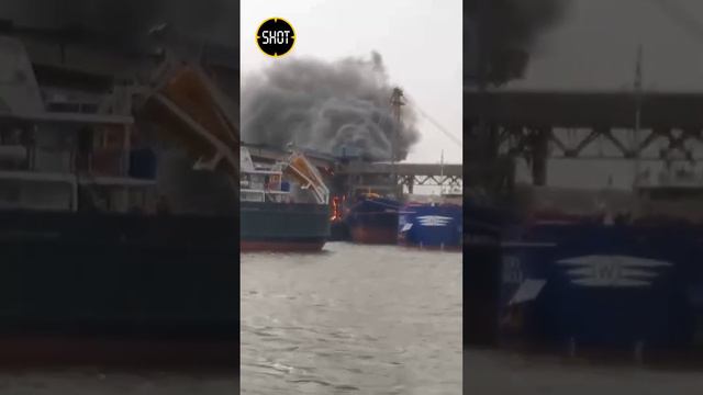 Пожар на зерновом терминале в городе Азове Ростовской области