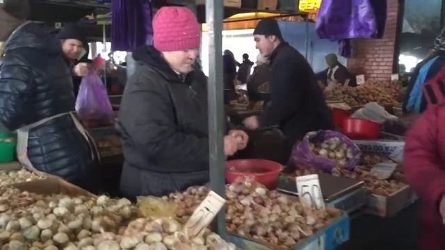 РЫНОК самое  колоритное место в Кишиневе где можно купить практически все.