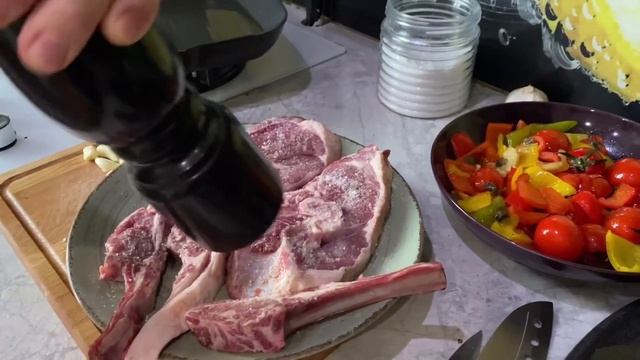 Баранина с овощным соусом.