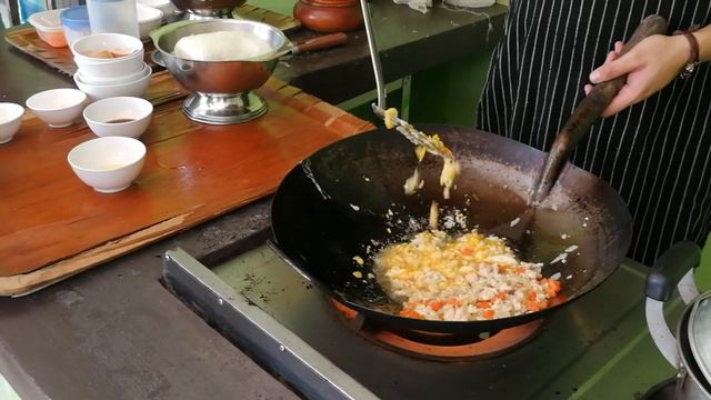 Видео инструкция по приготовлению Као Пад Кай, или жареный рис с курицей по-тайски