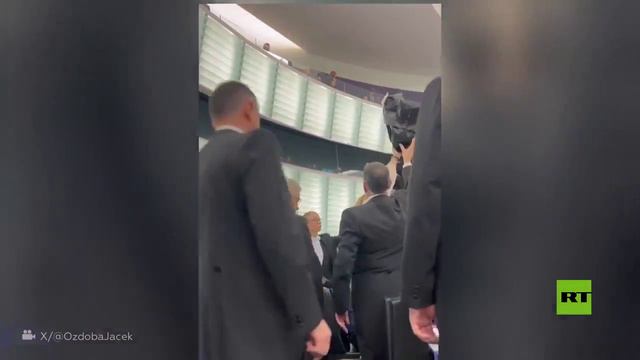 شاهد.. إخراج نائبة رومانية من البرلمان الأوروبي قبل التصويت لإعادة انتخاب أورسولا فون دير لاين
