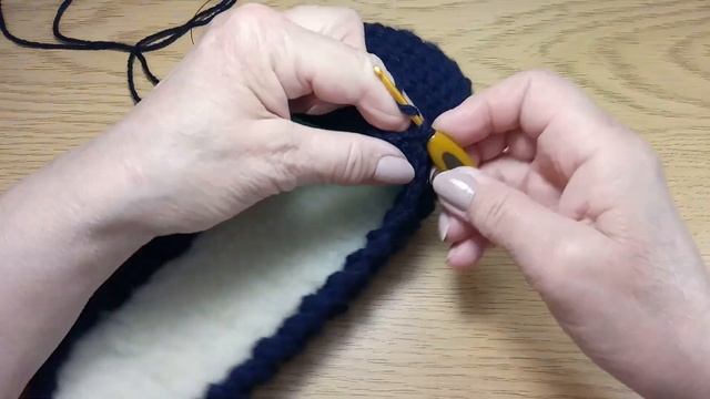 ?Теплые домашние тапочки крючком и спицами. How To Crochet And Knit Indoor Slippers.