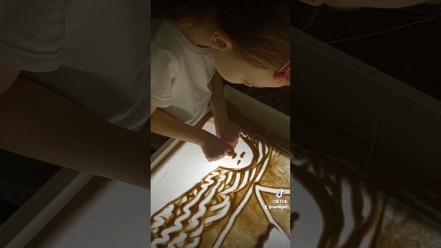 учимся рисовать песком мордочки животным
