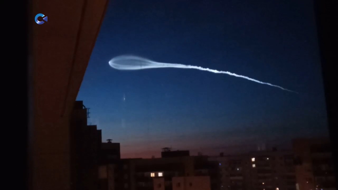 Неопознанный объект сегодня ночью пролетел над Петрозаводском и оставил яркий след в небе