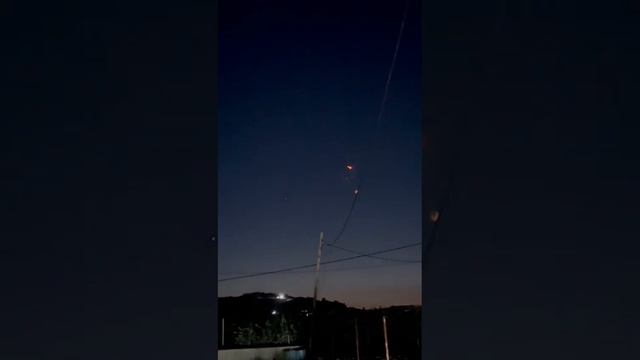 Более 50 ракет было выпущено с территории Ливана в направлении Израиля.

На севере Израиля звучат си