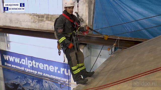 Занятие №99. Вариант спуска промышленного альпиниста с кровли здания вниз