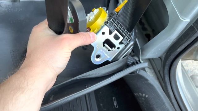 Закусило ремень безопасности. Гольф 6. Что делать?