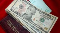Деньги, паспорт гражданина Украины, сберегательная книжка