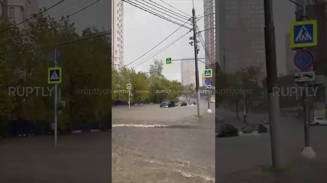 Москва.Сильный ливень затопил несколько столичных улиц,до конца дня ожидается ливень с грозой.