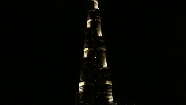 Самый высокий небоскрёб в мире Бурдж-Халифа и его ночная подсветка. Начало шоу поющих фонтанов
