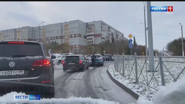 Внезапно выпавший снегопад парализовал движение в Омске