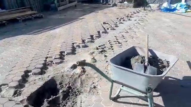 Доделал отсыпку .Начали делать новую изгородь .
