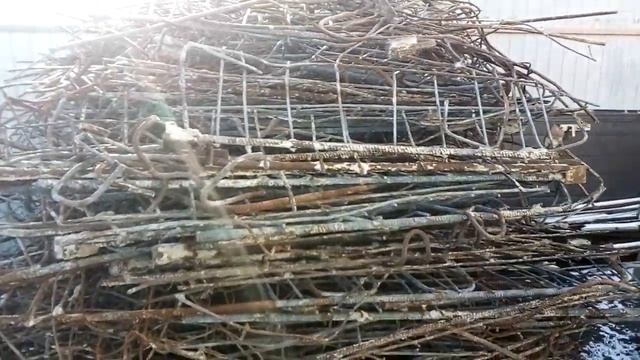 Металлолом. Долбили арматуру, возили домой.