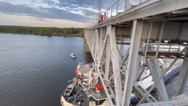 Танкер «Ленанефть» застрял под мостом в Костроме.Пострадавших нет и сам мост не пострадал.