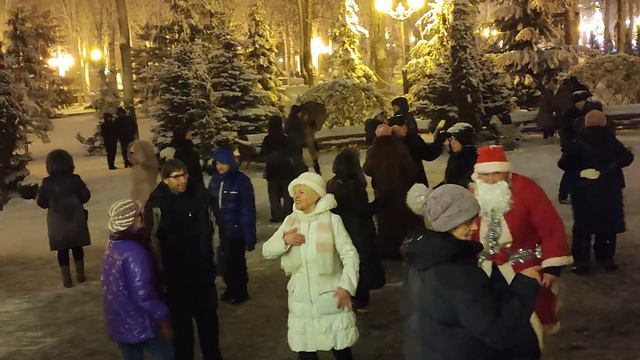 ГОВОРИШЬ МНЕ УХОДИ, А Я МОЛЧУ!💃🕺🌺/ТАНЦЫ В ПАРКЕ ГОРЬКОГО ХАРЬКОВ ДЕКАБРЬ 2021
