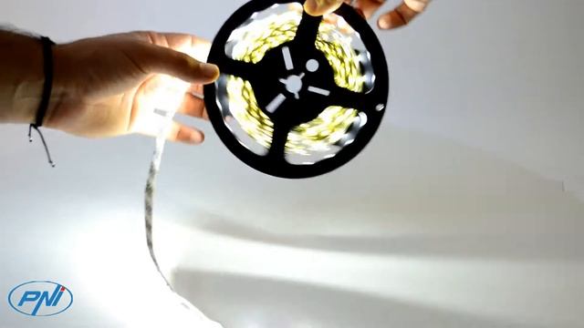 Banda LED PNI D-Light 60LED flexibila de interior 5m alb rece 60 leduri/m include alimentator 12V