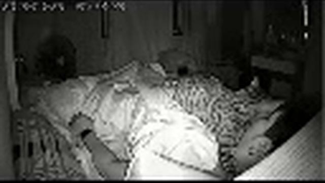 Мужчина установил скрытую камеру, чтобы понять что с ним делает кот по ночам