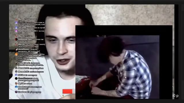Альберт Кабуу смотрит видео с репетиции