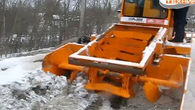 Снегопогрузчики LeeBoy 3000 убирают снег на дорогах Нижнего Тагила