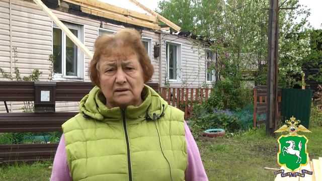 В Томской области сотрудники Госавтоинспекции спасли пенсионерку из горящего деревянного дома