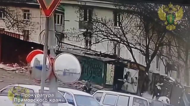 Во Владивостоке мужик принес в пункт приема металлолома старый огнетушитель и случайно запустил.