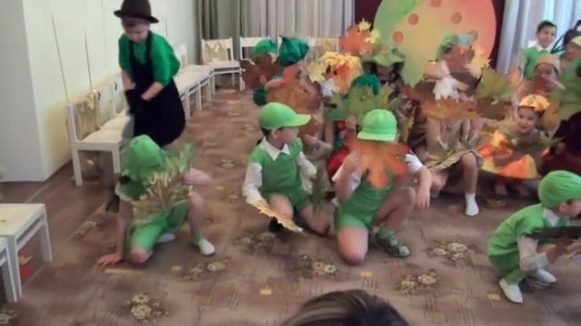 Осенний утренник в детском саду Игра "Дворник и листья"