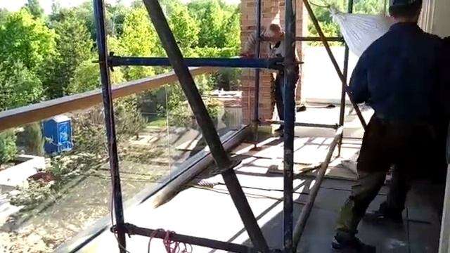 Испытание стеклянного ограждения террасы и балкона на профиле от компании Forma.Glass