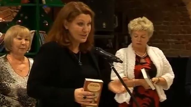Книжные полки у елки
