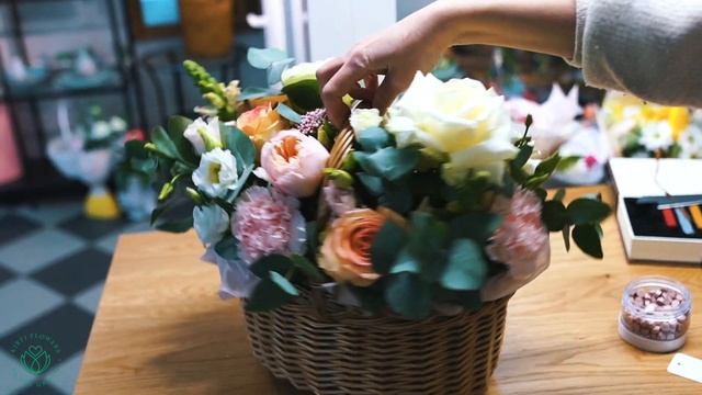 Создание коробки с цветами Kirti Flowers салон цветов Сочи.