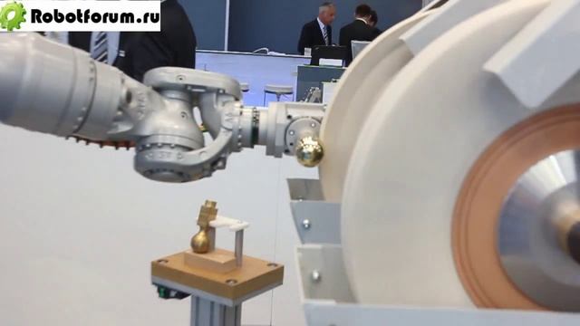 Робот в комбинации с полировочным станком